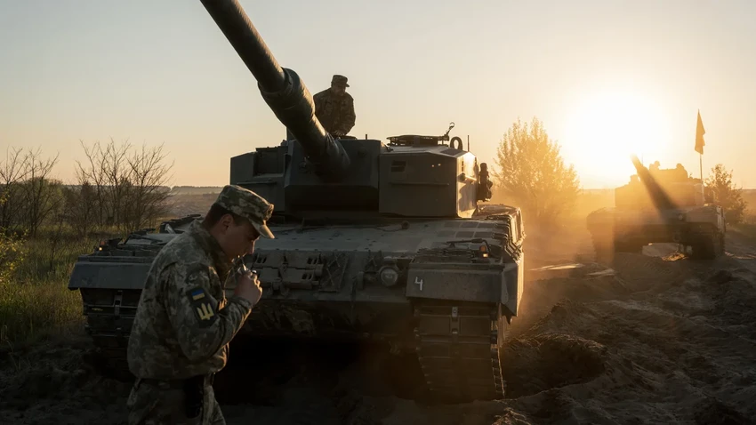 Quân đội Ukraine vận hành xe tăng Leopard 2 của Đức ngày 14-5. ẢNh: GETTY IMAGES