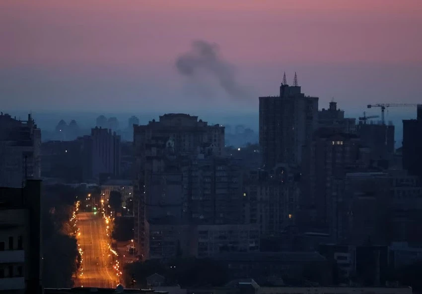 Khói bốc lên ở Kiev sau cuộc tấn công đêm 26-5. Ảnh: REUTERS