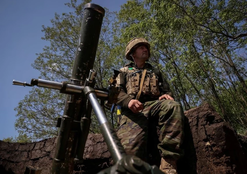Binh sĩ Ukraine chuẩn bị bắn súng cối vào Bakhmut ngày 18-5. Ảnh: REUTERS