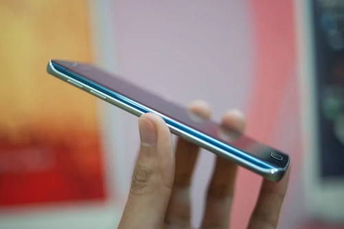 Samsung đang thiếu hụt màn hình cho Galaxy S6 Edge? ảnh 4 Samsung đang thiếu hụt màn hình cho Galaxy S6 Edge? ảnh 4