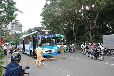 Audio: Xe buýt cán chết người, cửa ngõ Tân Sơn Nhất kẹt cứng ảnh 1 Audio: Xe buýt cán chết người, cửa ngõ Tân Sơn Nhất kẹt cứng ảnh 1