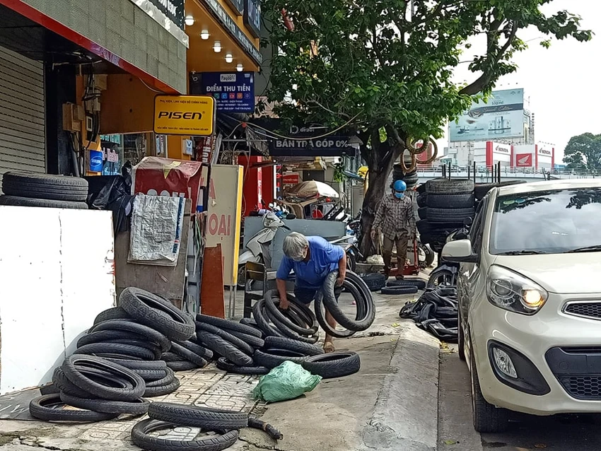 Bình ắc quy, săm lốp xe cháy hàng trong sáng ngày 1-10 ảnh 3 Bình ắc quy, săm lốp xe cháy hàng trong sáng ngày 1-10 ảnh 3