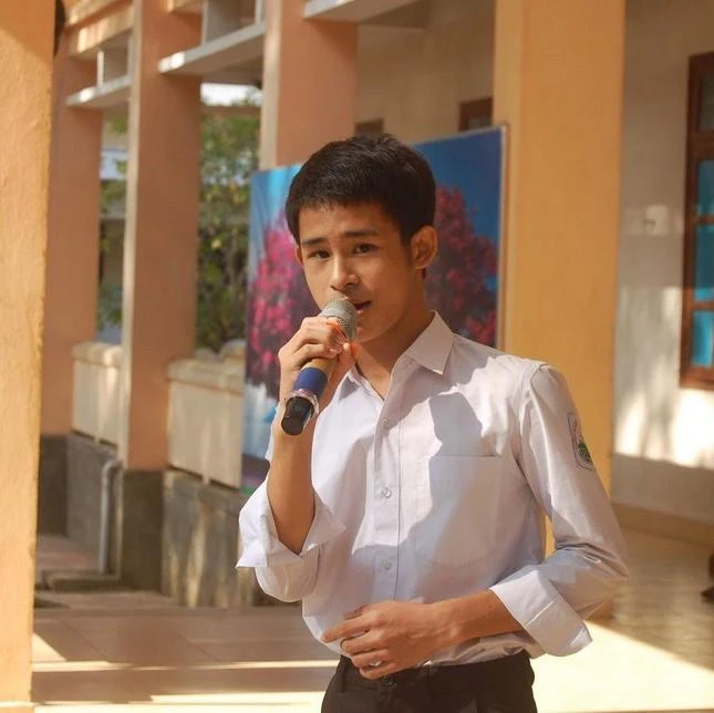 Vào năm lớp 7, Viết Tường phát hiện bản thân mắc hội chứng Tourette Syndrome. Vào năm lớp 7, Viết Tường phát hiện bản thân mắc hội chứng Tourette Syndrome.