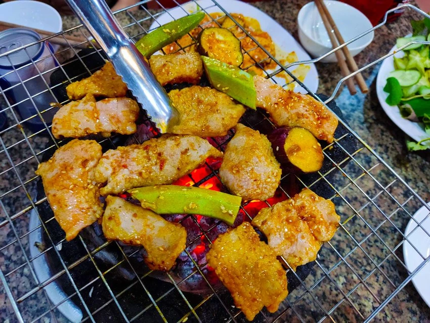 Nên hạn chế tiêu thụ các loại thực phẩm chứa nhiều muối. Ảnh: NHẬT LINH Nên hạn chế tiêu thụ các loại thực phẩm chứa nhiều muối. Ảnh: NHẬT LINH