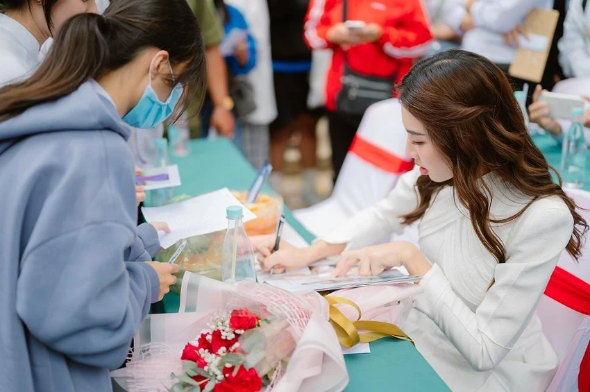 Thùy Tiên ký tặng chữ ký cho fan.