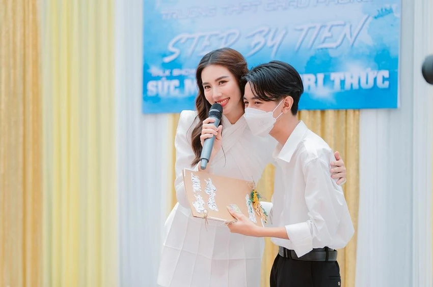 Thùy Tiên cùng trao đổi, lắng nghe và chia sẻ cũng như thấu hiểu những nỗi niềm của các bạn học sinh.