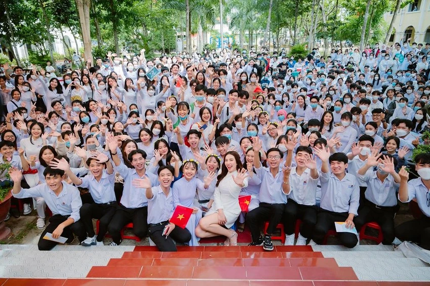 Fan nồng nhiệt vây kín Hoa hậu Thùy Tiên