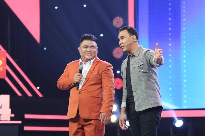 Thầy giáo Huỳnh Quang Khải và MC Quyền Linh. Ảnh: BEE