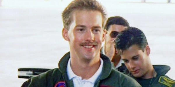 “Goose” Bradshaw (Anthony Edwards) sở hữu biệt danh “chàng ngốc”
