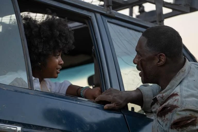 Tiến sĩ Nate Daniels (do Idris Elba thủ vai) và con gái (Iyana Halley thủ vai). Tiến sĩ Nate Daniels (do Idris Elba thủ vai) và con gái (Iyana Halley thủ vai).