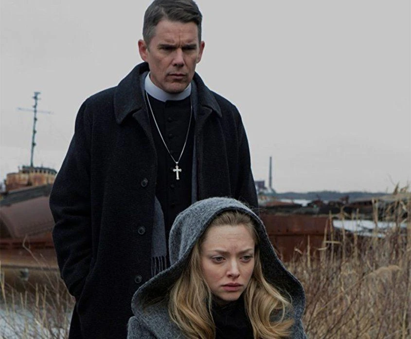 Ethan Hawke trong vai diễn linh mục Ernst Toller.