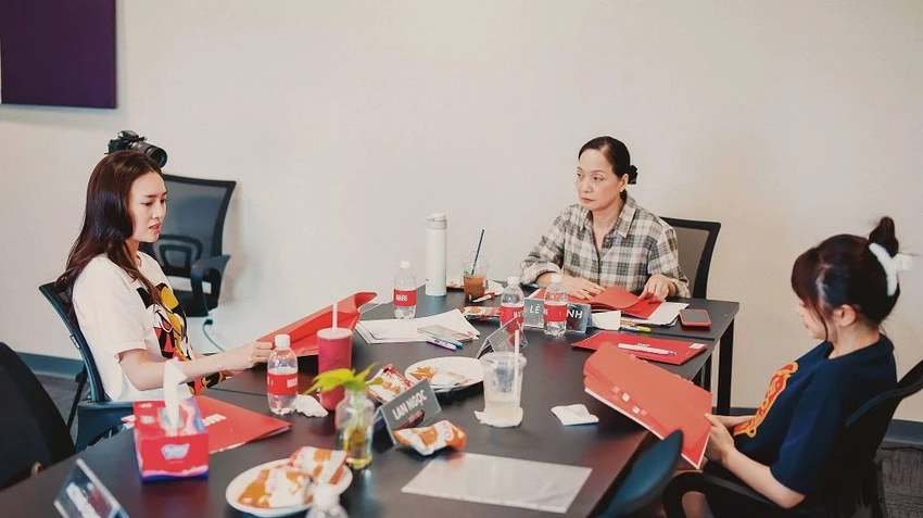 NSND Lê Khanh lắng nghe và giải đáp những khúc mắc của Lan Ngọc và Kaity Nguyễn về diễn biến tâm lý các nhân vật. NSND Lê Khanh lắng nghe và giải đáp những khúc mắc của Lan Ngọc và Kaity Nguyễn về diễn biến tâm lý các nhân vật.