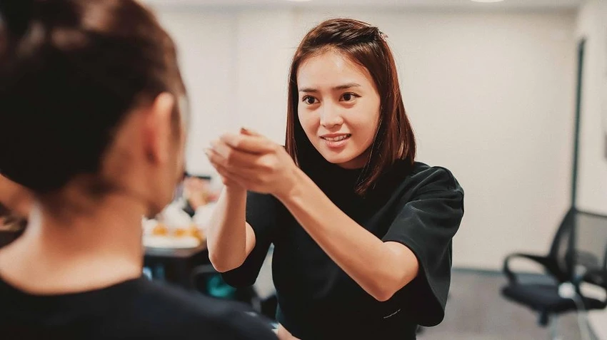 Ninh Dương Lan Ngọc tìm kiếm hướng đi mới cho nhân vật Ms.Q ở thân phận Hoàng Quyên. Ninh Dương Lan Ngọc tìm kiếm hướng đi mới cho nhân vật Ms.Q ở thân phận Hoàng Quyên.