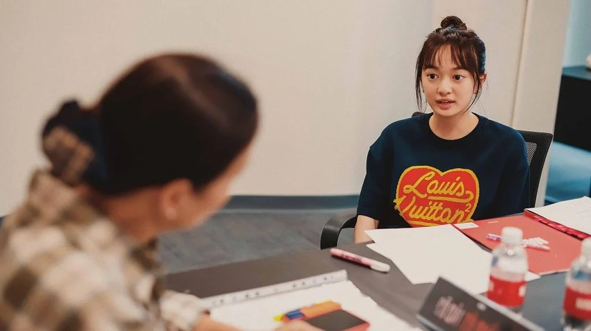 Kaity Nguyễn thảo luận với “sư phụ diễn xuất” - NSND Lê Khanh về tính cách nhân vật. Kaity Nguyễn thảo luận với “sư phụ diễn xuất” - NSND Lê Khanh về tính cách nhân vật.