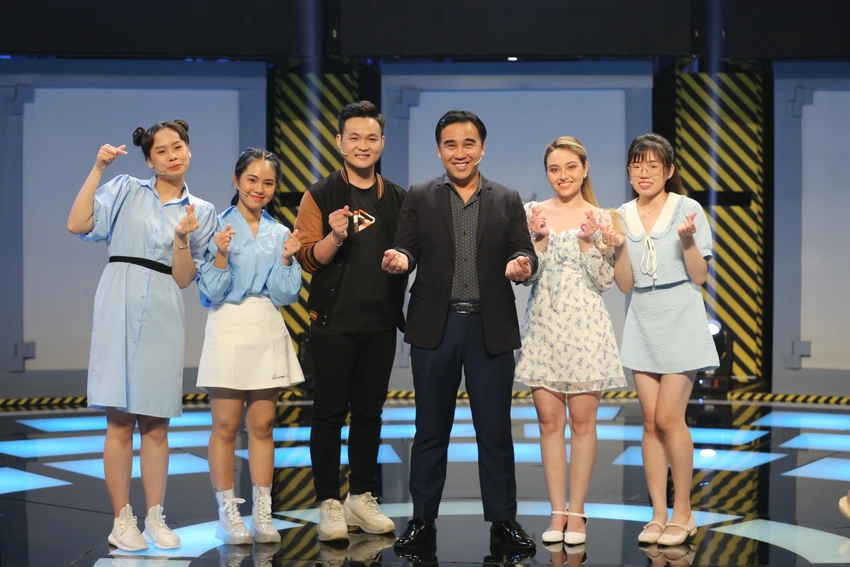 Đội “Thông minh” do Hà Việt Hoàng làm đội trưởng. Đội “Thông minh” do Hà Việt Hoàng làm đội trưởng.