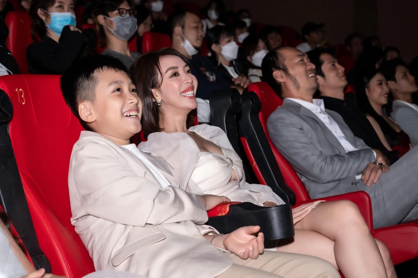 Dân chơi không sợ con rơi sẽ chính thức ra mắt khán giả từ ngày 29-7. Dân chơi không sợ con rơi sẽ chính thức ra mắt khán giả từ ngày 29-7.
