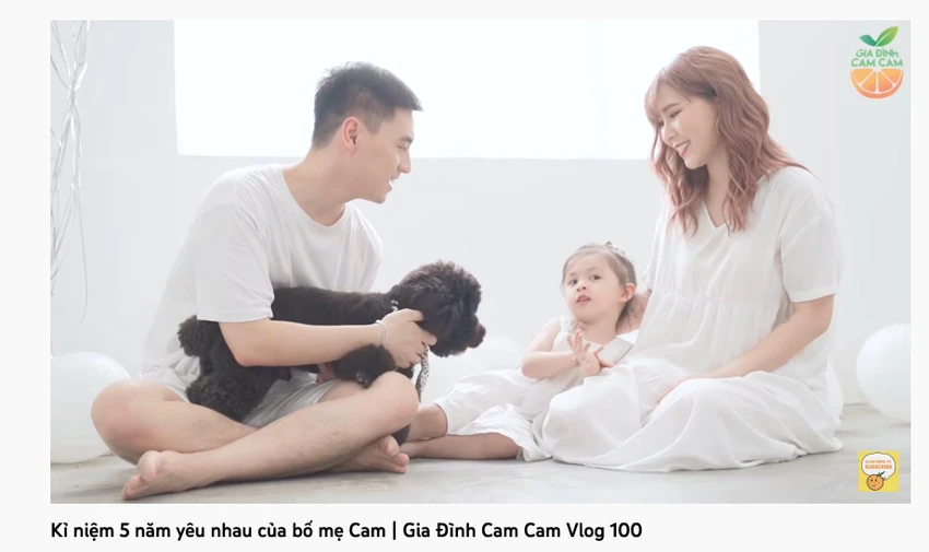 Kiên Hoàng – Loan Hoàng trở thành biểu tượng bảo chứng cho kiểu mẫu những gia đình mà người ta đùa nhau rằng "bên ngoài thì xinh đẹp, bên trong thì hạnh phúc". Ảnh: CTCC Kiên Hoàng – Loan Hoàng trở thành biểu tượng bảo chứng cho kiểu mẫu những gia đình mà người ta đùa nhau rằng "bên ngoài thì xinh đẹp, bên trong thì hạnh phúc". Ảnh: CTCC