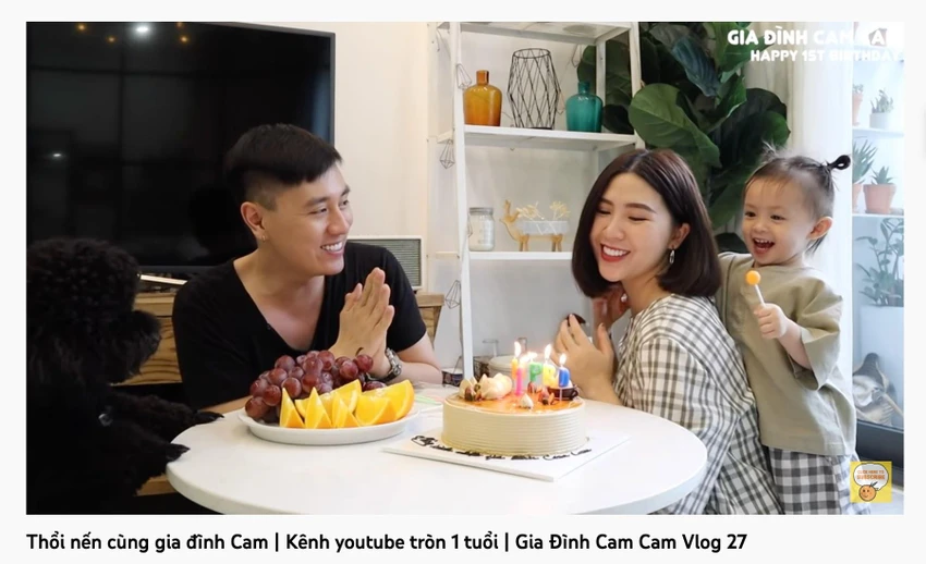 Gia đình Cam Cam của Kiên Hoàng và Heo Mi Nhon dần thu hút được ánh nhìn thiện cảm của công chúng bởi lối sống tích cực, đáng học hỏi. Gia đình Cam Cam của Kiên Hoàng và Heo Mi Nhon dần thu hút được ánh nhìn thiện cảm của công chúng bởi lối sống tích cực, đáng học hỏi.