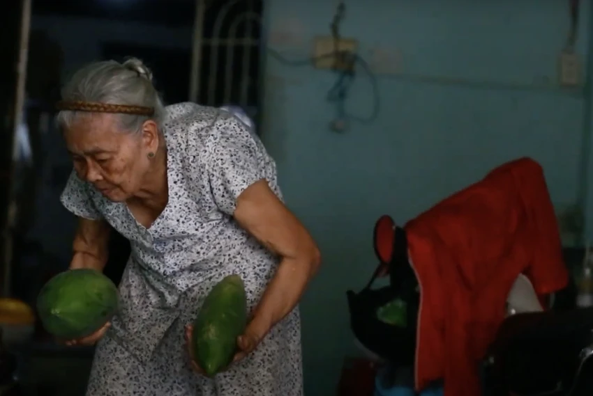 Hình ảnh bà cụ ngoài 70 còng lưng đứng nấu từng bữa cơm 0 đồng cho bà con.