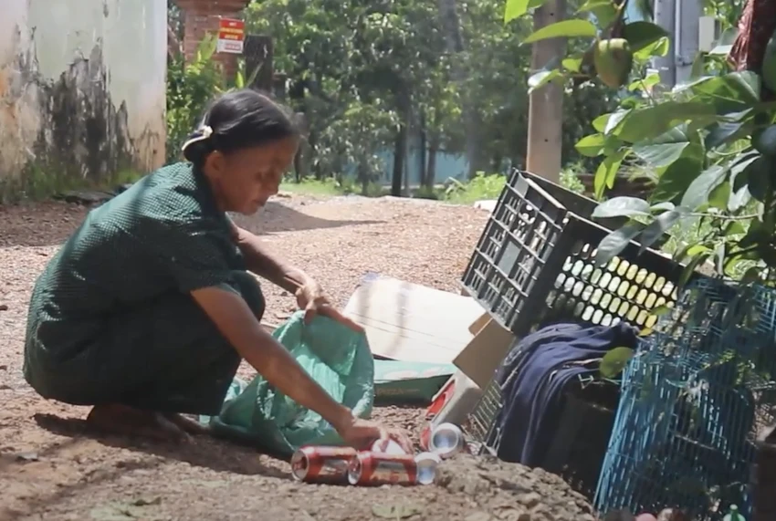 Cứ mỗi ngày đều như thế, ngày qua ngày vất vả làm lụng được bao nhiêu ăn bấy nhiêu, chỉ vậy thôi cũng là ước mơ lúc tuổi già sức yếu của cụ. Cứ mỗi ngày đều như thế, ngày qua ngày vất vả làm lụng được bao nhiêu ăn bấy nhiêu, chỉ vậy thôi cũng là ước mơ lúc tuổi già sức yếu của cụ.