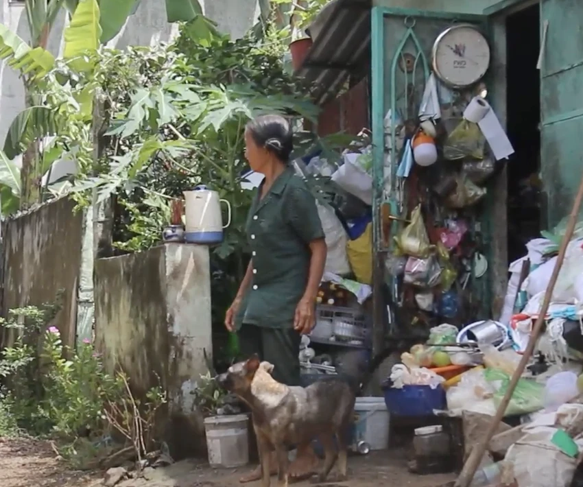 Căn nhà đầy ắp ve chai của cụ Tuyết. Căn nhà đầy ắp ve chai của cụ Tuyết.
