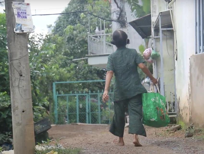 Mủi lòng câu chuyện về cuộc sống đơn chiếc của bà cụ hơn 60 tuổi với ước mơ nhỏ nhoi. Mủi lòng câu chuyện về cuộc sống đơn chiếc của bà cụ hơn 60 tuổi với ước mơ nhỏ nhoi.