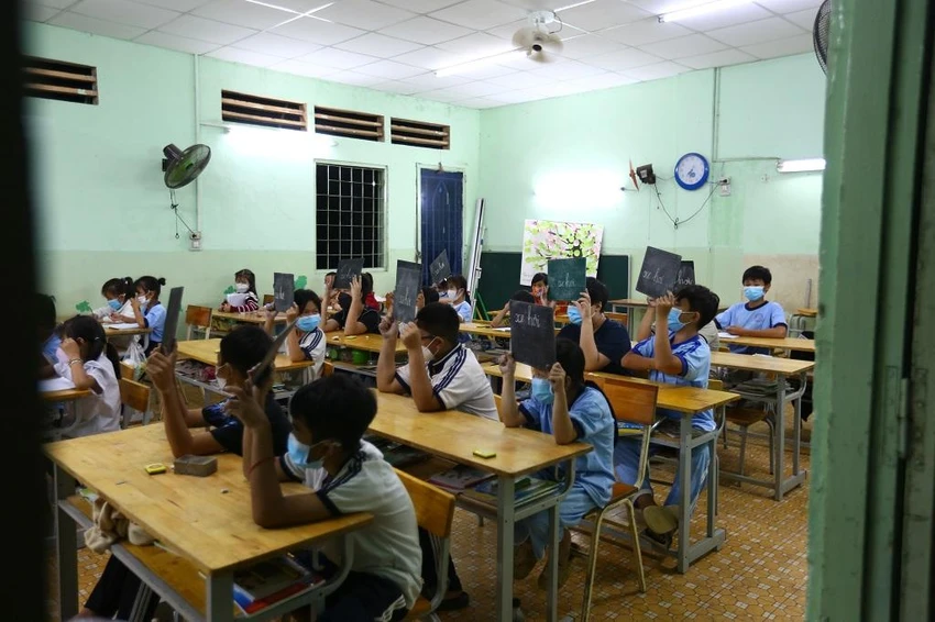 Đã hơn 10 năm, thầy Thắng và lớp học tình thương của thầy đã giúp đỡ các em biết đến cái chữ, để các em tự tin hơn trên hành trình chạm đến ước mơ của mình. Đã hơn 10 năm, thầy Thắng và lớp học tình thương của thầy đã giúp đỡ các em biết đến cái chữ, để các em tự tin hơn trên hành trình chạm đến ước mơ của mình.
