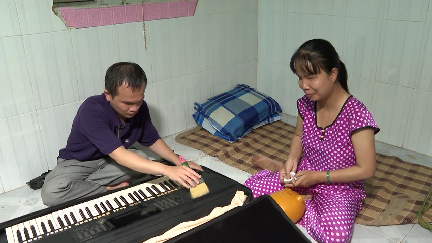 Thương vợ nặng lòng bởi trăm ngàn mối lo, anh Tùng ra sức nhận đàn hát đám tiệc. Thương vợ nặng lòng bởi trăm ngàn mối lo, anh Tùng ra sức nhận đàn hát đám tiệc.