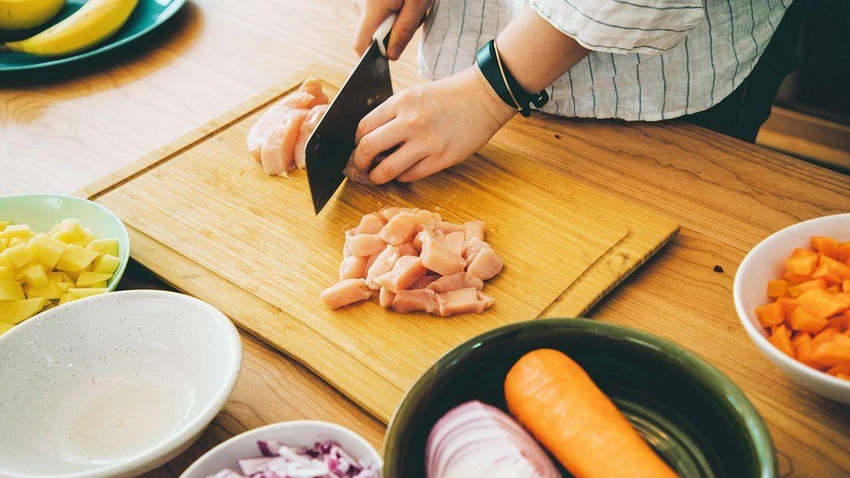 Bất cứ khi nào có thể, tốt nhất bạn nên sử dụng các loại thớt khác nhau để cắt các sản phẩm và thịt để ngăn ngừa lây nhiễm chéo. Ảnh: Kilito Chan / Getty Bất cứ khi nào có thể, tốt nhất bạn nên sử dụng các loại thớt khác nhau để cắt các sản phẩm và thịt để ngăn ngừa lây nhiễm chéo. Ảnh: Kilito Chan / Getty