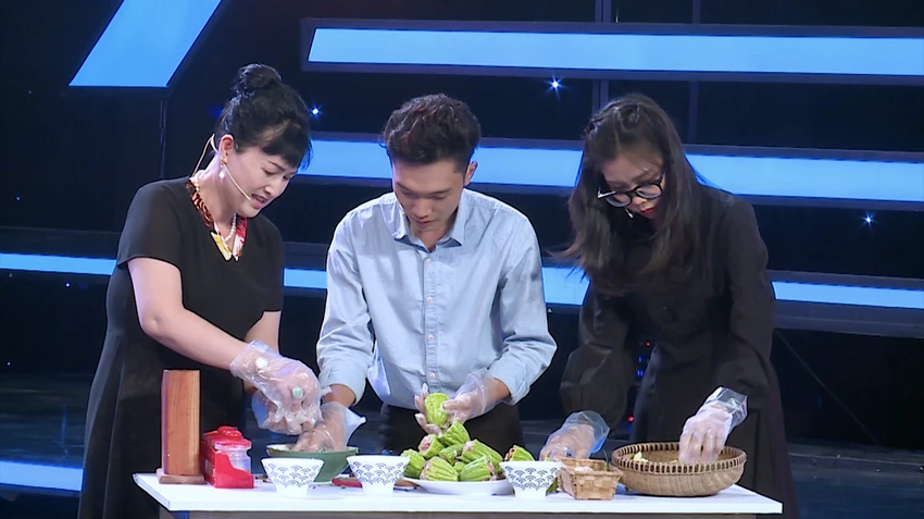 Thử thách làm món khổ qua dồn thịt của gia đình đội 'Hoa hồng đỏ'. Thử thách làm món khổ qua dồn thịt của gia đình đội 'Hoa hồng đỏ'.