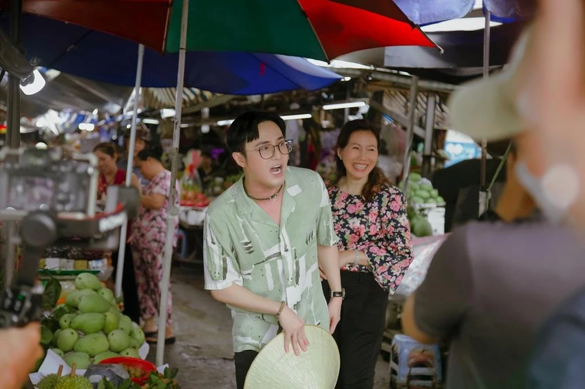 Đầu bếp Hiền Minh bắt gặp nam MC Huỳnh Lập đang bán trái cây dạo. Ảnh: BEE Đầu bếp Hiền Minh bắt gặp nam MC Huỳnh Lập đang bán trái cây dạo. Ảnh: BEE