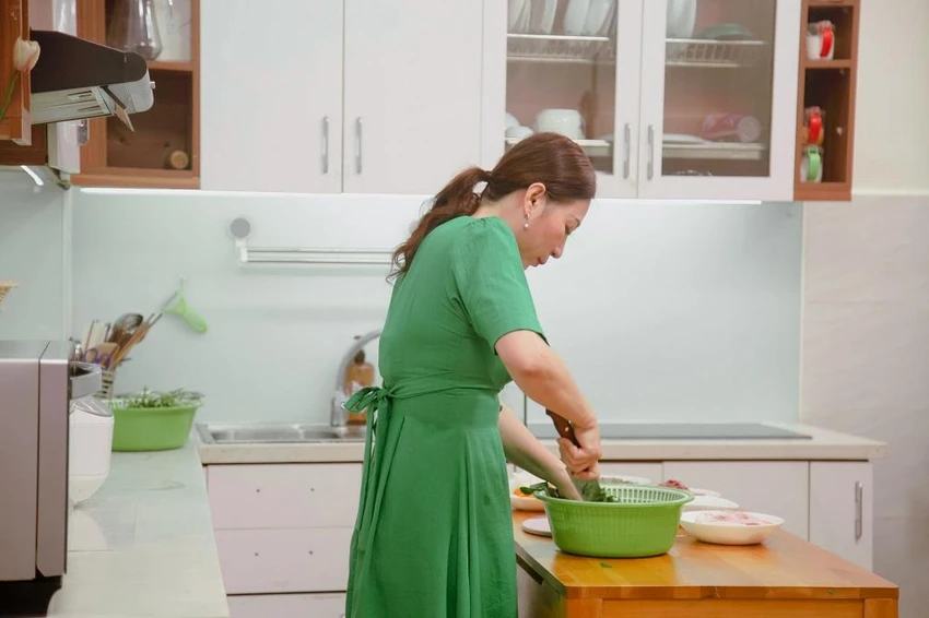 Chị Đỗ Quỳnh đang chuẩn bị nguyên liệu để nấu các món ăn. Chị Đỗ Quỳnh đang chuẩn bị nguyên liệu để nấu các món ăn.
