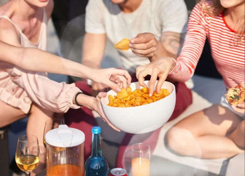Một số thói quen ăn vặt không lành mạnh có thể làm tăng nguy cơ mắc bệnh tim. Ảnh: Shutterstock Một số thói quen ăn vặt không lành mạnh có thể làm tăng nguy cơ mắc bệnh tim. Ảnh: Shutterstock