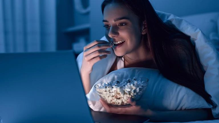 Ăn vặt vào ban đêm có thể làm gián đoạn nhịp sinh học của bạn. Ảnh: Max kegfire/Shutterstock Ăn vặt vào ban đêm có thể làm gián đoạn nhịp sinh học của bạn. Ảnh: Max kegfire/Shutterstock