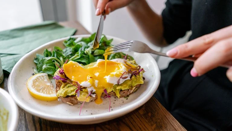 Thiếu hụt sắt và vitamin B12 có thể khiến bạn luôn mệt mỏi và chán nản. Ảnh: iStock Thiếu hụt sắt và vitamin B12 có thể khiến bạn luôn mệt mỏi và chán nản. Ảnh: iStock