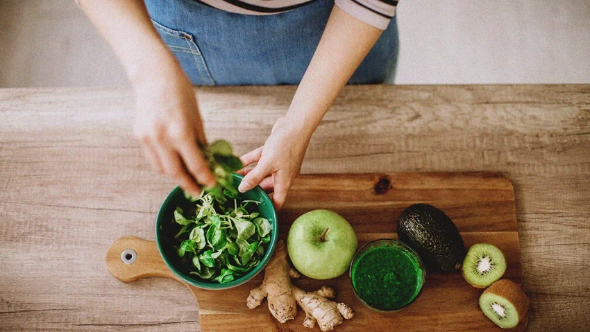 Uống những loại nước ép giàu chất sắt mỗi ngày có thể giúp giảm nguy cơ thiếu máu. Ảnh: Pekic/Getty Images Uống những loại nước ép giàu chất sắt mỗi ngày có thể giúp giảm nguy cơ thiếu máu. Ảnh: Pekic/Getty Images