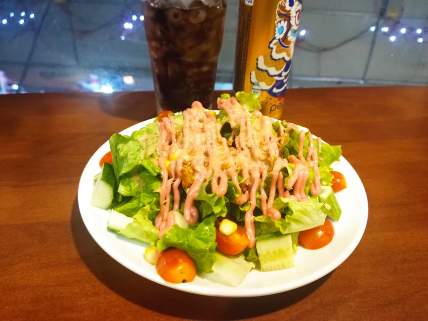 Ăn salad mỗi ngày có thể mang lại nhiều lợi ích cho sức khỏe. Ảnh: NHẬT LINH Ăn salad mỗi ngày có thể mang lại nhiều lợi ích cho sức khỏe. Ảnh: NHẬT LINH