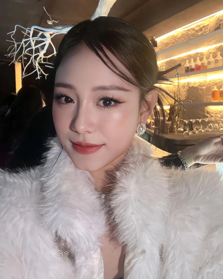 Nhan sắc ngày càng thăng hạng của "cô giáo" Minh Thu. Nhan sắc ngày càng thăng hạng của "cô giáo" Minh Thu.