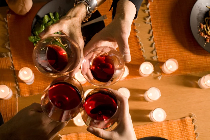 Rượu vang đỏ có chứa phenol, resveratrol, đây là hai chất chống oxy hóa mạnh mẽ. Ảnh: GETTY Rượu vang đỏ có chứa phenol, resveratrol, đây là hai chất chống oxy hóa mạnh mẽ. Ảnh: GETTY