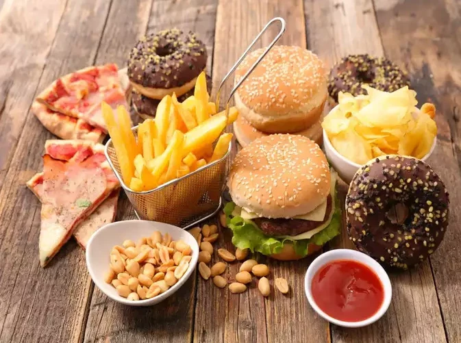 Người bị tiểu đường nên hạn chế ăn thịt đỏ, thịt đã qua chế biến, thực phẩm tinh chế và đồ ăn chiên rán .Ảnh: Shutterstock Người bị tiểu đường nên hạn chế ăn thịt đỏ, thịt đã qua chế biến, thực phẩm tinh chế và đồ ăn chiên rán .Ảnh: Shutterstock