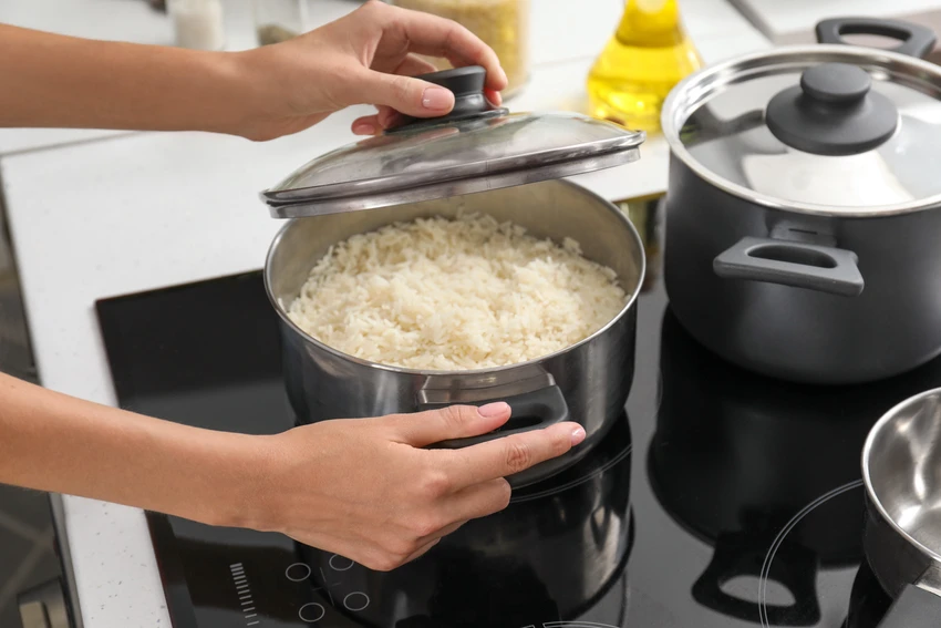 Cơm nguội bảo quản không đúng cách có thể gây ngộ độc .Ảnh: iStockphoto Cơm nguội bảo quản không đúng cách có thể gây ngộ độc .Ảnh: iStockphoto