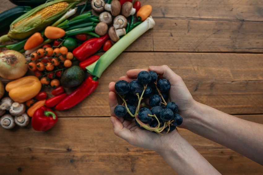 Ăn nhiều trái cây và rau củ có thể giúp cân bằng mức cholesterol. Ảnh: NHẬT LINH Ăn nhiều trái cây và rau củ có thể giúp cân bằng mức cholesterol. Ảnh: NHẬT LINH