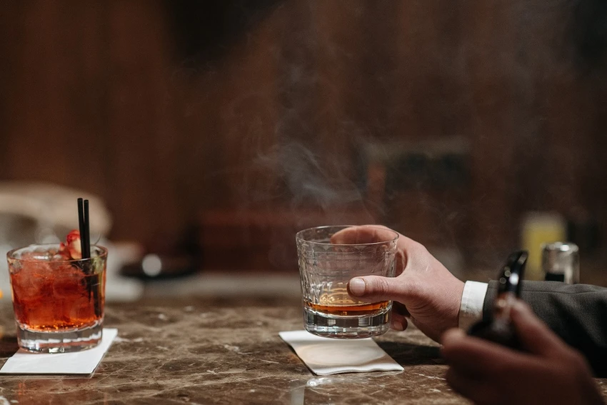 Uống quá nhiều rượu có thể gây viêm gan. Ảnh: Pexels