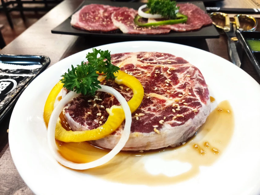 Ăn quá nhiều thịt đỏ làm tăng nguy cơ đau tim. Ảnh: NHẬT LINH Ăn quá nhiều thịt đỏ làm tăng nguy cơ đau tim. Ảnh: NHẬT LINH