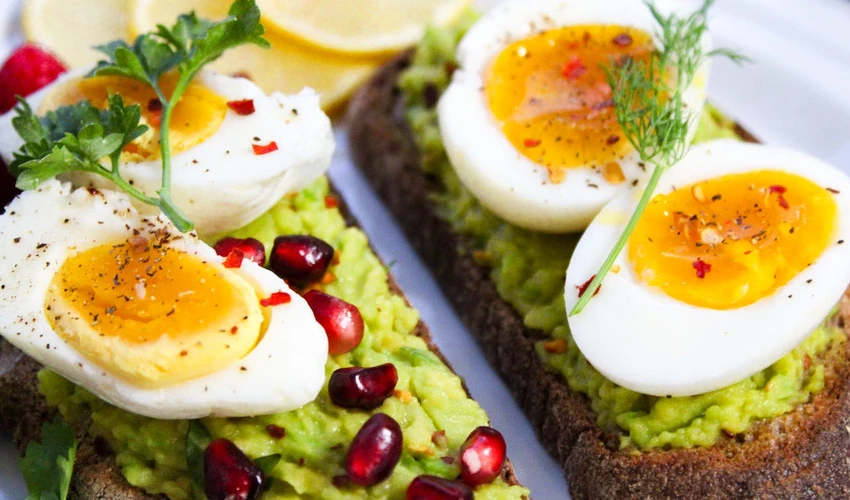 Trứng giàu vitamin B6 và B12, folate và choline giúp cải thiện trí nhớ.