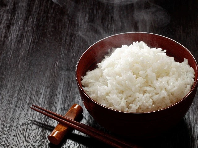 Vi khuẩn có thể phát triển dễ dàng trên cơm không phải lúc nào cũng chết khi hâm nóng lại.