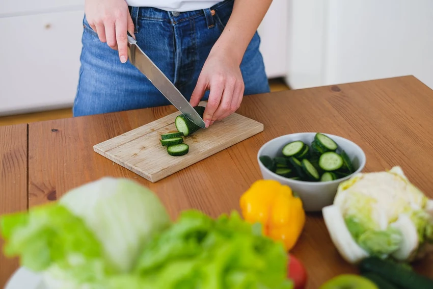 Những thực phẩm cực kỳ ít calo gồm dưa chuột, rau lá xanh, ớt chuông,...