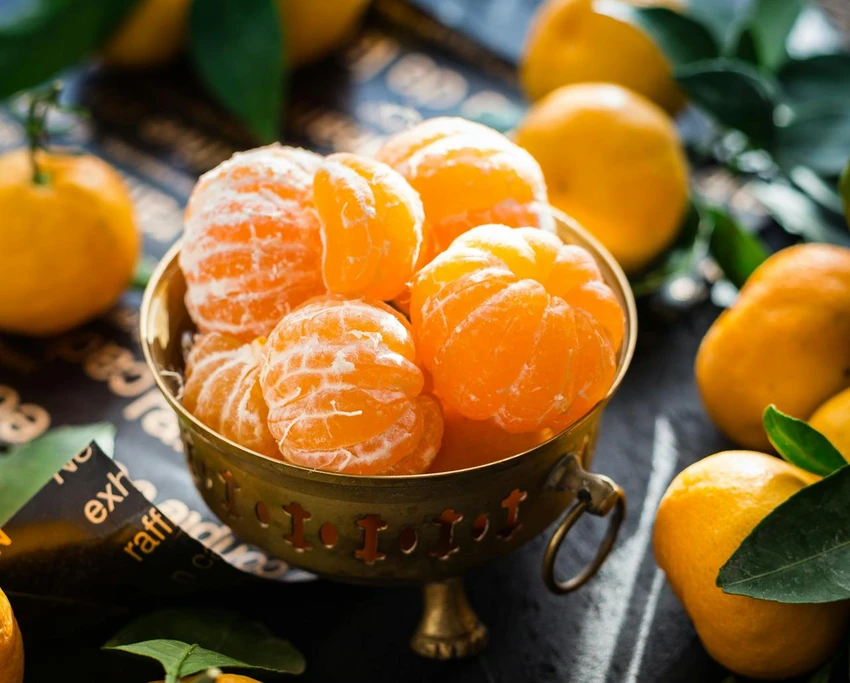 Bổ sung các loại trái cây họ cam quýt trong chế độ ăn uống để ngăn ngừa tình trạng thiếu vitamin C.