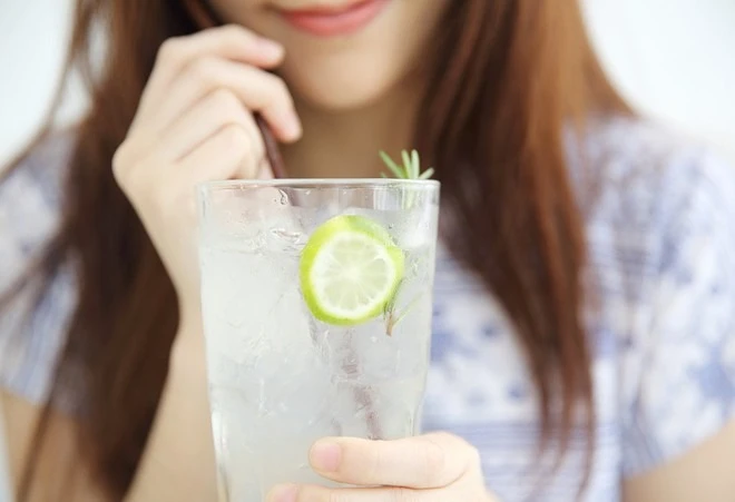 Uống nước chanh khi bụng đói có thể tốt cho một số người, tuy nhiên, không phải ai cũng