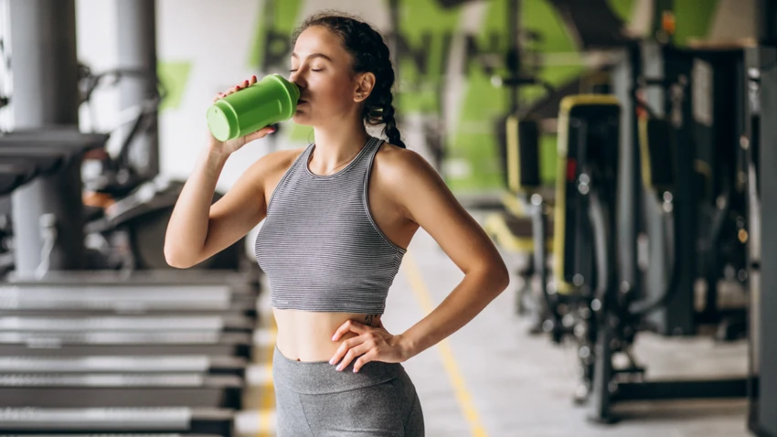 Uống đồ uống thích hợp trước, trong hoặc sau khi tập gym là điều cần thiết để tránh cơ thể bị mất nước và tăng hiệu suất tập luyện